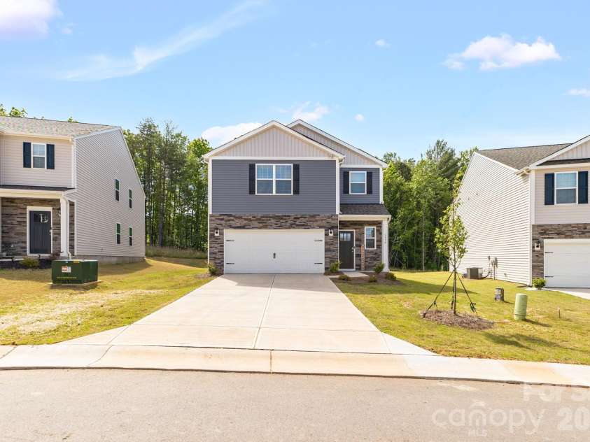 1334 37th Avenue Lane, Hickory, NC 28601.  MLS# CAR4373157, YatesRealty ID 23894. Front view driveway