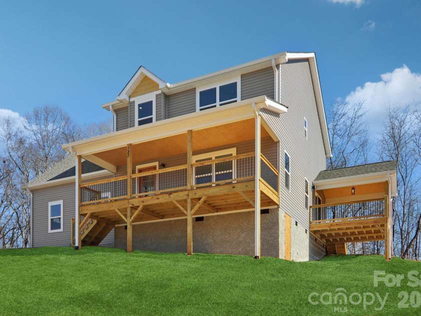 127 Lincoln Ridge Drive, Candler, NC 28715.  MLS# CAR4345880, YatesRealty ID 23897. 