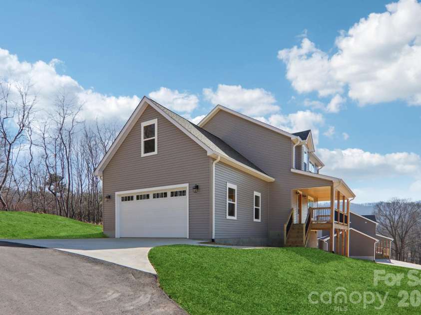 127 Lincoln Ridge Drive, Candler, NC 28715.  MLS# CAR4345880, YatesRealty ID 23897. 