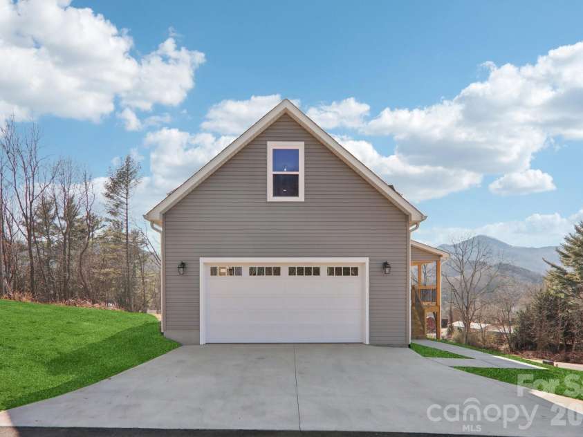 127 Lincoln Ridge Drive, Candler, NC 28715.  MLS# CAR4345880, YatesRealty ID 23897. 