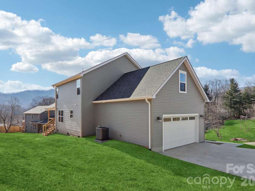 127 Lincoln Ridge Drive, Candler, NC 28715.  MLS# CAR4345880, YatesRealty ID 23897. 