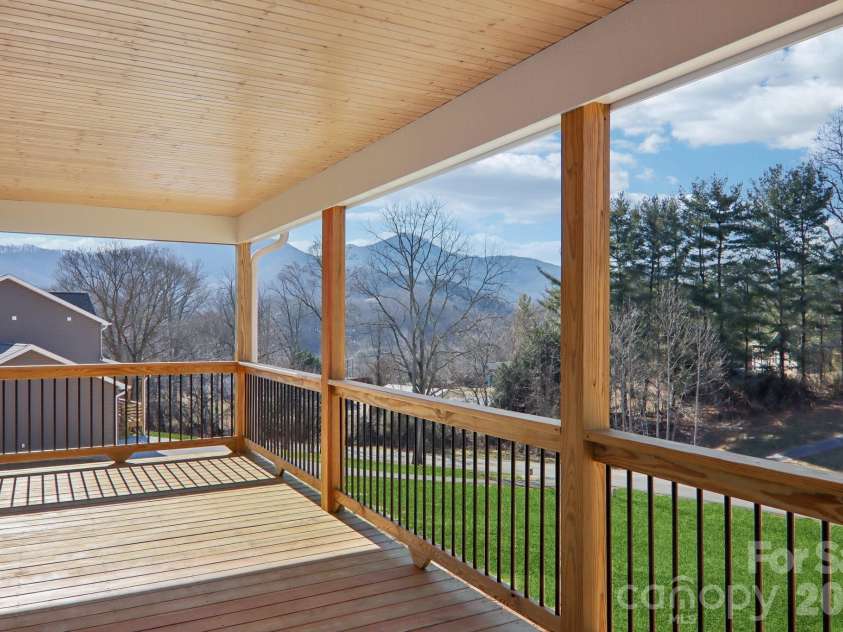 127 Lincoln Ridge Drive, Candler, NC 28715.  MLS# CAR4345880, YatesRealty ID 23897. 