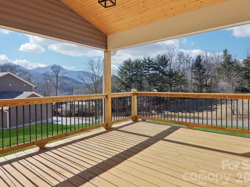 127 Lincoln Ridge Drive, Candler, NC 28715.  MLS# CAR4345880, YatesRealty ID 23897. 
