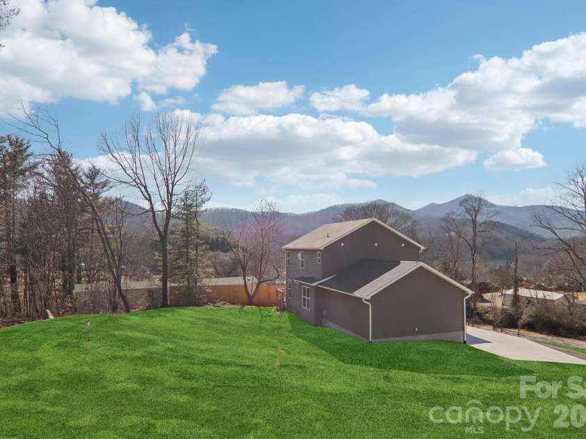 127 Lincoln Ridge Drive, Candler, NC 28715.  MLS# CAR4345880, YatesRealty ID 23897. 