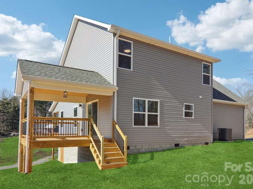 127 Lincoln Ridge Drive, Candler, NC 28715.  MLS# CAR4345880, YatesRealty ID 23897. 