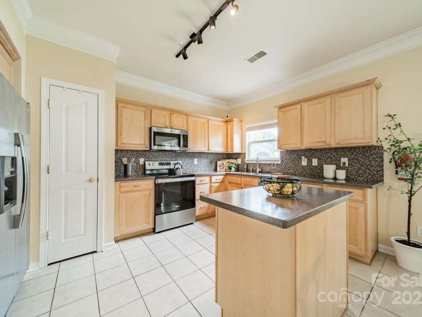 523 Galesburg Drive, Monroe, NC 28110.  MLS# CAR4277828, YatesRealty ID 23899. 