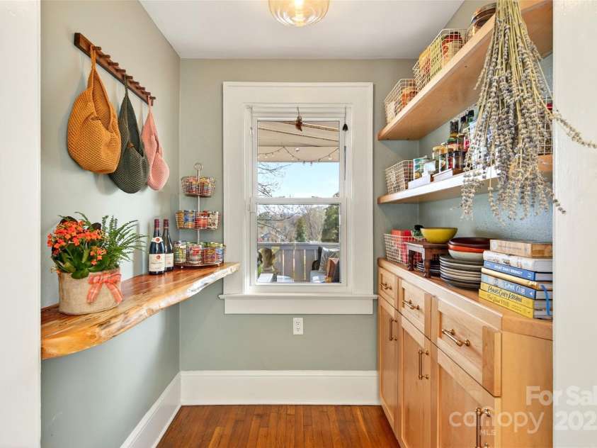 18 Princeton Drive, Asheville, NC 28806.  MLS# CAR4322328, YatesRealty ID 2390. 