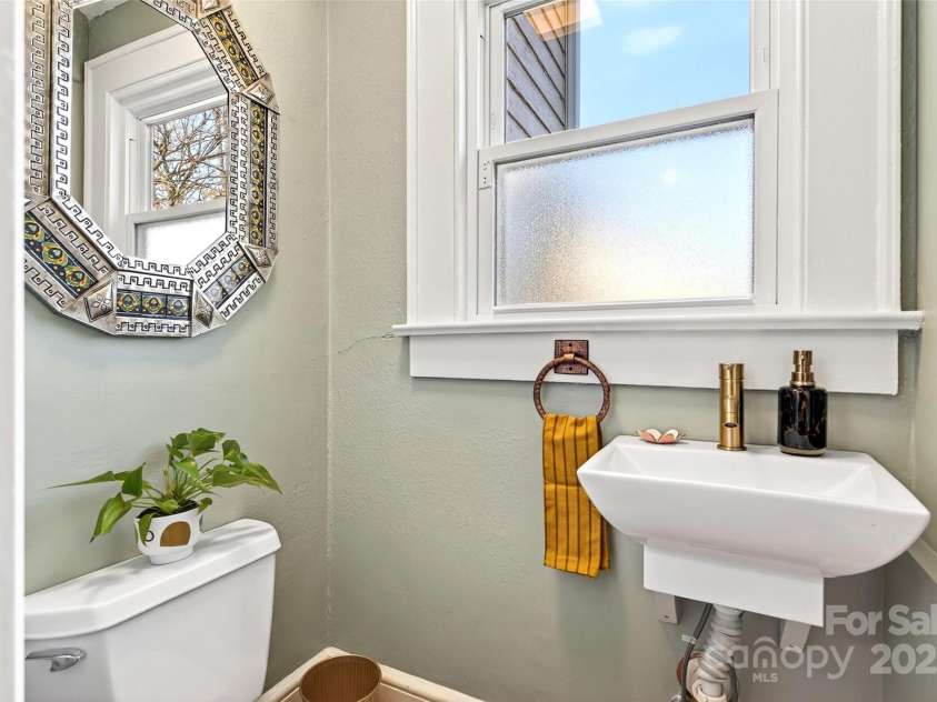 18 Princeton Drive, Asheville, NC 28806.  MLS# CAR4322328, YatesRealty ID 2390. 