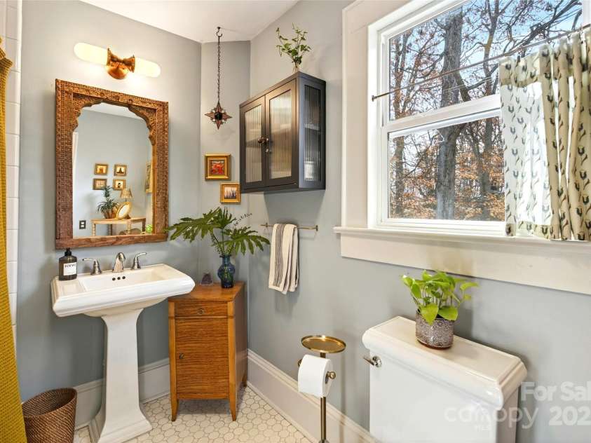 18 Princeton Drive, Asheville, NC 28806.  MLS# CAR4322328, YatesRealty ID 2390. 