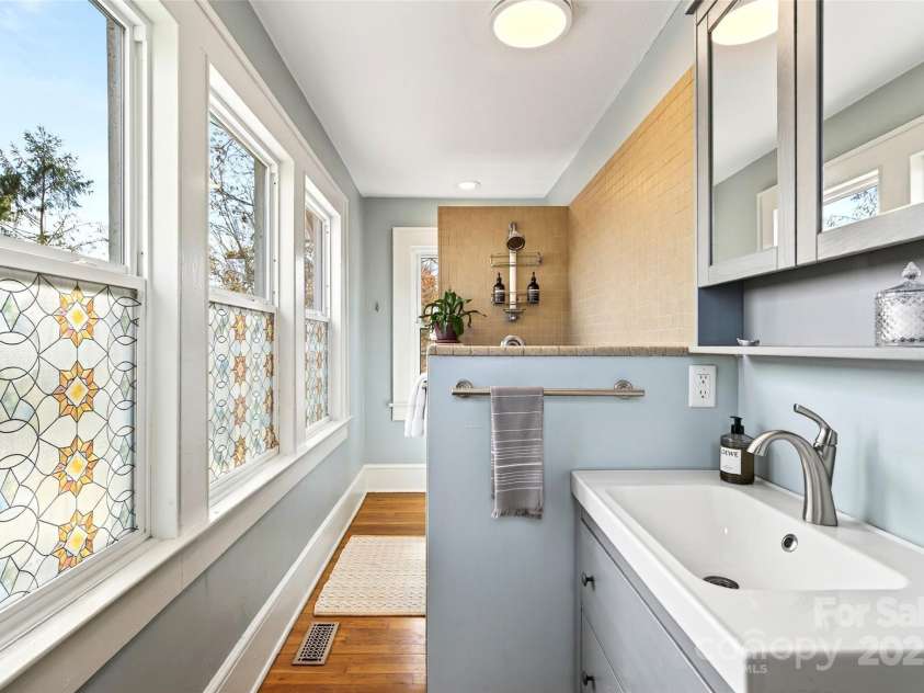 18 Princeton Drive, Asheville, NC 28806.  MLS# CAR4322328, YatesRealty ID 2390. 