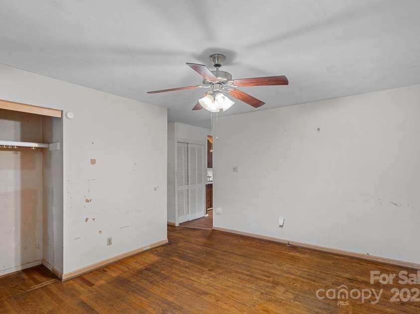 807 Claremont Road, Charlotte, NC 28214.  MLS# CAR4270461, YatesRealty ID 23900. 