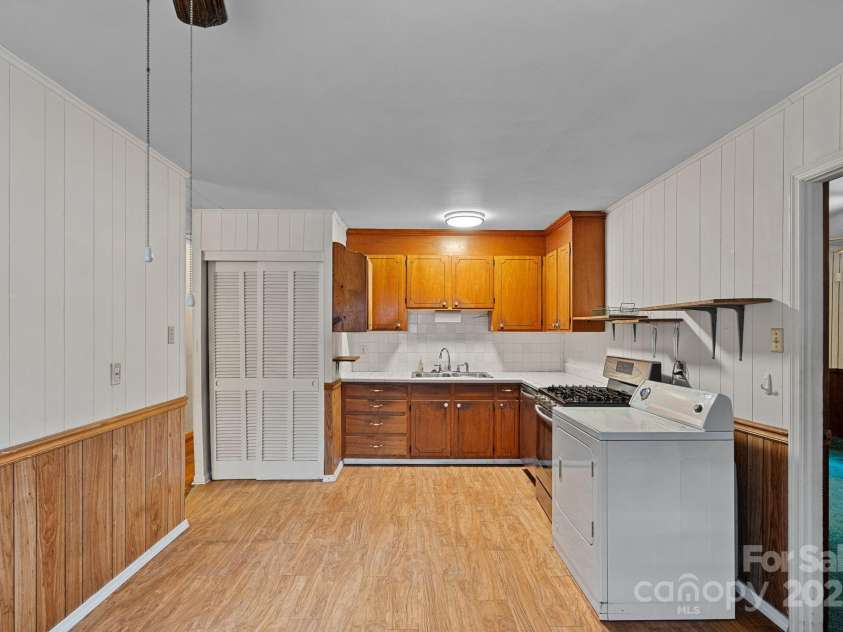 807 Claremont Road, Charlotte, NC 28214.  MLS# CAR4270461, YatesRealty ID 23900. 