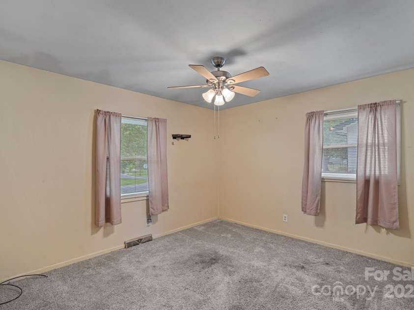 807 Claremont Road, Charlotte, NC 28214.  MLS# CAR4270461, YatesRealty ID 23900. 