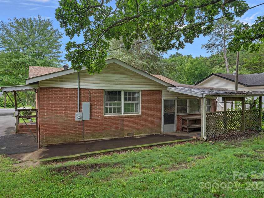 807 Claremont Road, Charlotte, NC 28214.  MLS# CAR4270461, YatesRealty ID 23900. 