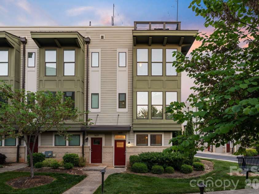 1605 Cannon View Lane, Charlotte, NC 28208.  MLS# CAR4364841, YatesRealty ID 23902. Front entry.