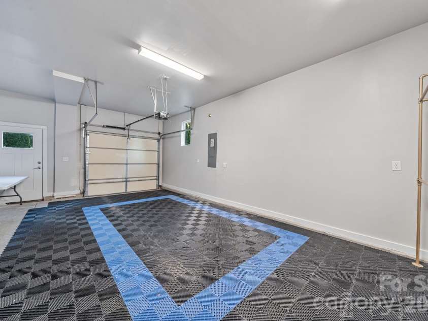 1605 Cannon View Lane, Charlotte, NC 28208.  MLS# CAR4364841, YatesRealty ID 23902. Garage.