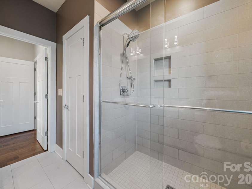 1605 Cannon View Lane, Charlotte, NC 28208.  MLS# CAR4364841, YatesRealty ID 23902. Primary bathroom.
