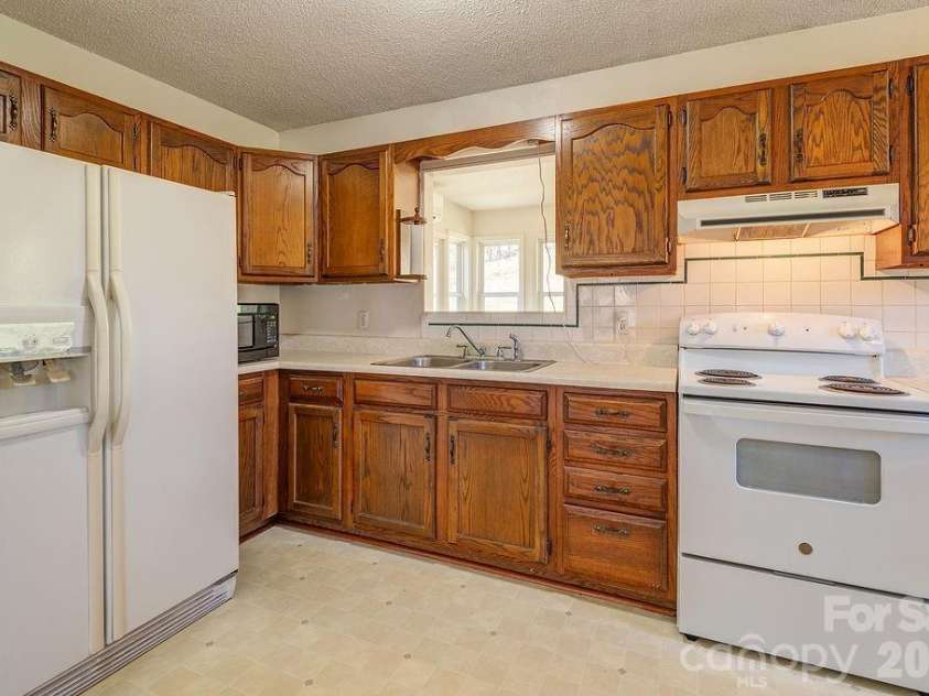216 Pickens Road, Weaverville, NC 28787.  MLS# CAR4401446, YatesRealty ID 23904. 