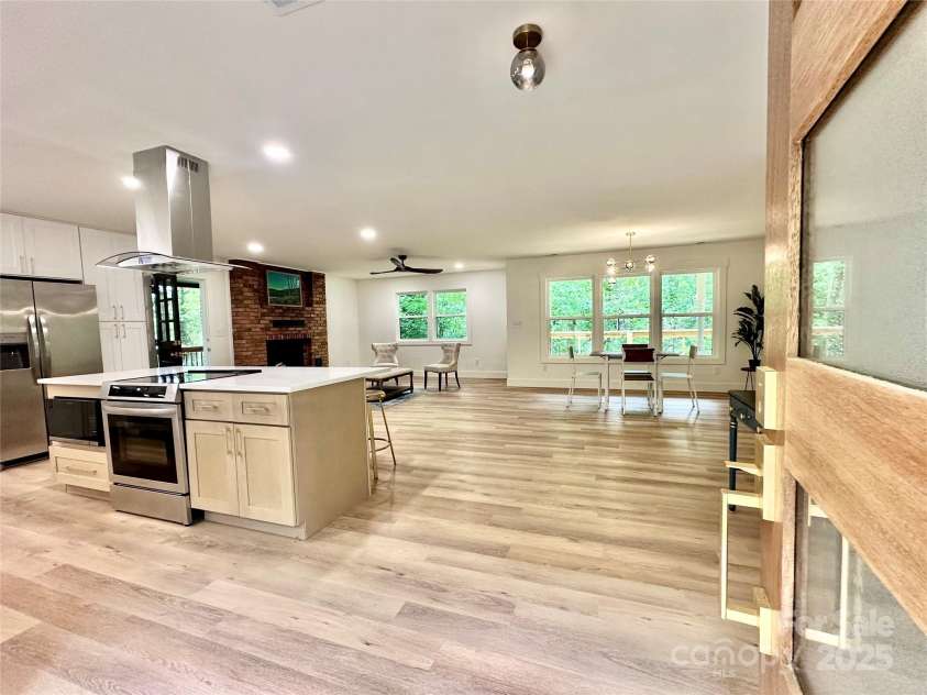 7 Angus Lane, Asheville, NC 28805.  MLS# CAR4259314, YatesRealty ID 23904. 