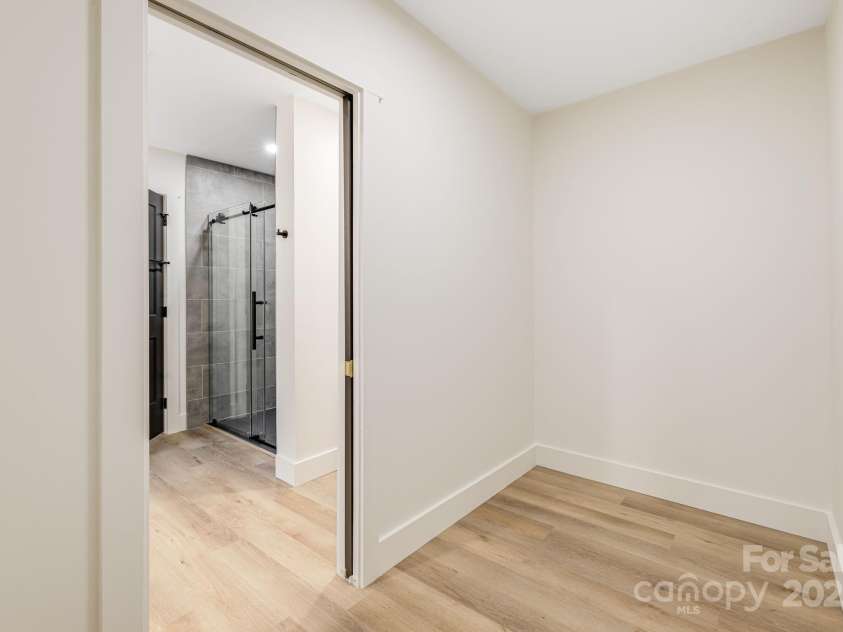 7 Angus Lane, Asheville, NC 28805.  MLS# CAR4259314, YatesRealty ID 23904. 