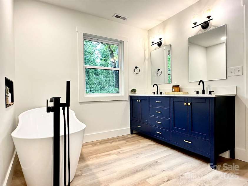 7 Angus Lane, Asheville, NC 28805.  MLS# CAR4259314, YatesRealty ID 23904. 