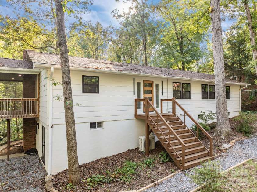 7 Angus Lane, Asheville, NC 28805.  MLS# CAR4306451, YatesRealty ID 23904. 