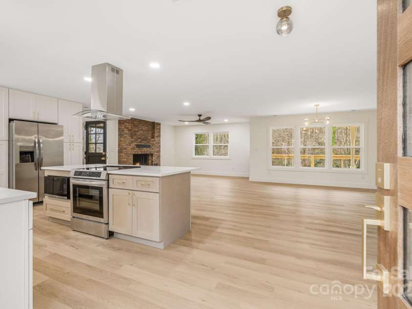 7 Angus Lane, Asheville, NC 28805.  MLS# CAR4306451, YatesRealty ID 23904. 