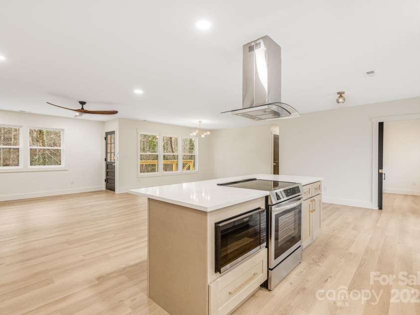 7 Angus Lane, Asheville, NC 28805.  MLS# CAR4306451, YatesRealty ID 23904. 