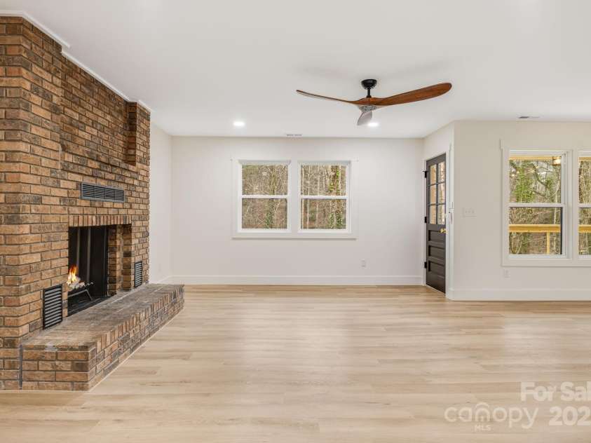 7 Angus Lane, Asheville, NC 28805.  MLS# CAR4306451, YatesRealty ID 23904. 