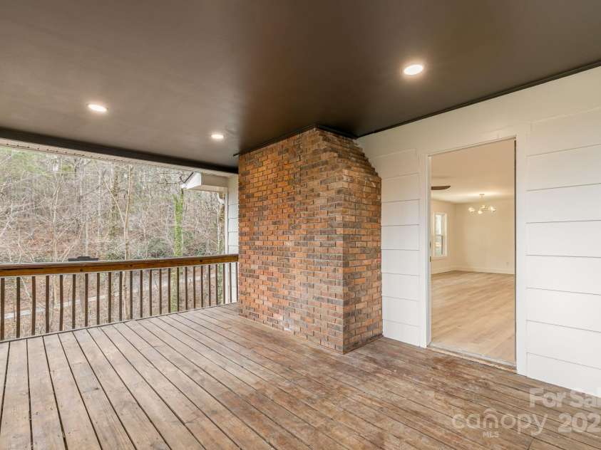 7 Angus Lane, Asheville, NC 28805.  MLS# CAR4306451, YatesRealty ID 23904. 