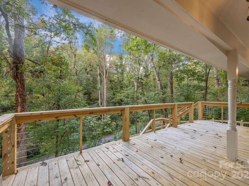 7 Angus Lane, Asheville, NC 28805.  MLS# CAR4306451, YatesRealty ID 23904. 
