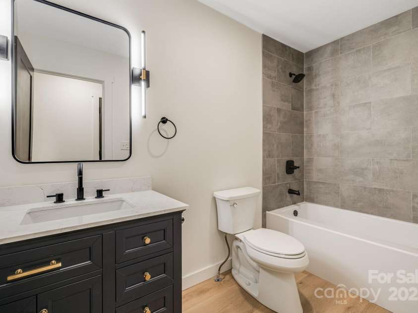 7 Angus Lane, Asheville, NC 28805.  MLS# CAR4306451, YatesRealty ID 23904. 