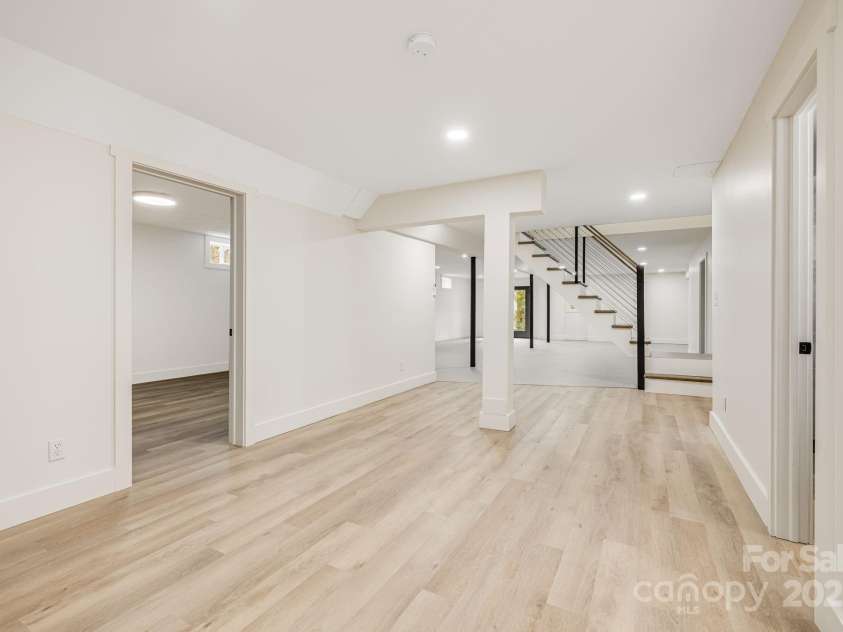 7 Angus Lane, Asheville, NC 28805.  MLS# CAR4306451, YatesRealty ID 23904. 