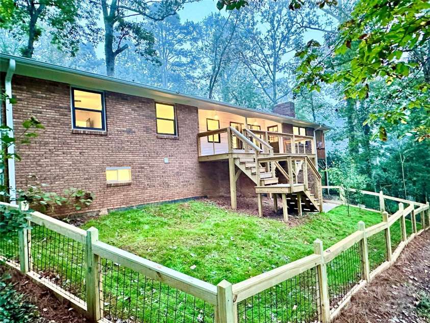 7 Angus Lane, Asheville, NC 28805.  MLS# CAR4306451, YatesRealty ID 23904. 
