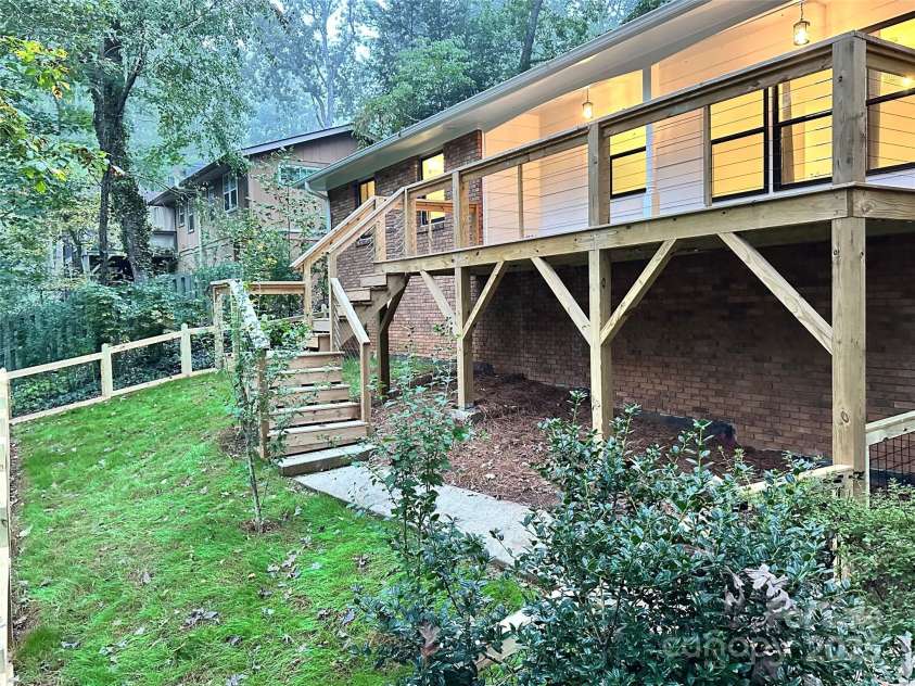 7 Angus Lane, Asheville, NC 28805.  MLS# CAR4306451, YatesRealty ID 23904. 