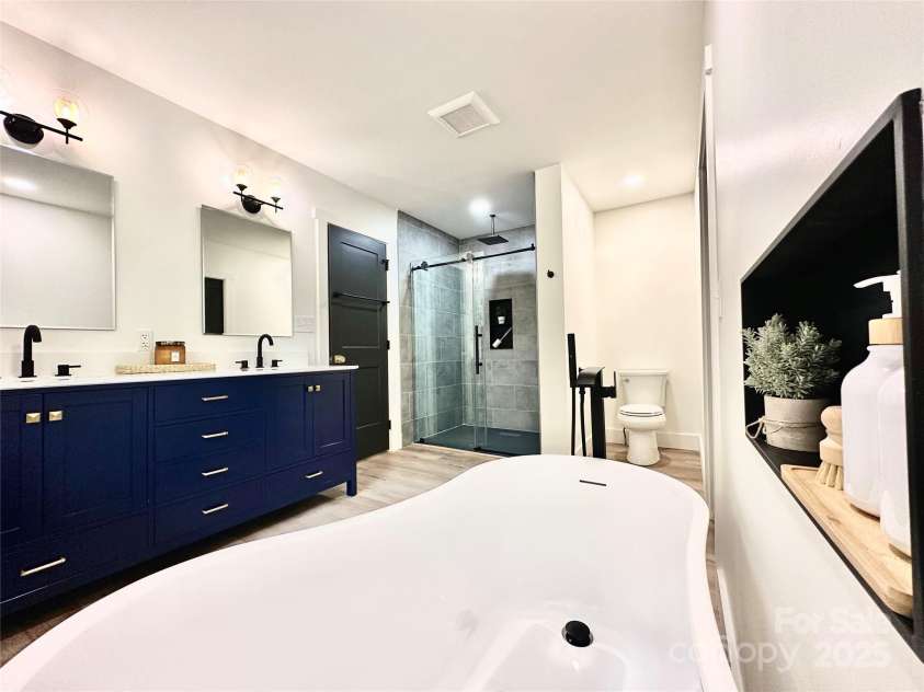 7 Angus Lane, Asheville, NC 28805.  MLS# CAR4306451, YatesRealty ID 23904. Primary Bathroom 