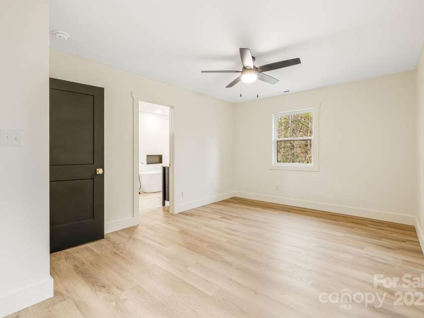 7 Angus Lane, Asheville, NC 28805.  MLS# CAR4306451, YatesRealty ID 23904. Primary Bedroom 