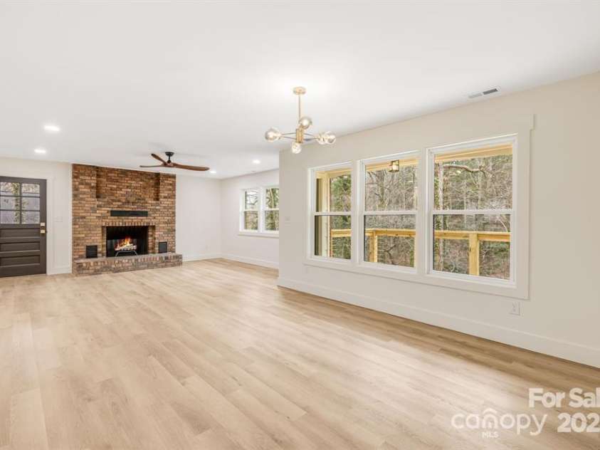 7 Angus Lane, Asheville, NC 28805.  MLS# CAR4322470, YatesRealty ID 23904. 