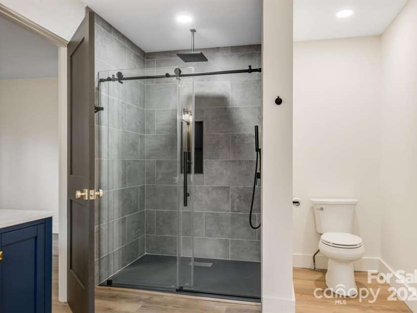 7 Angus Lane, Asheville, NC 28805.  MLS# CAR4322470, YatesRealty ID 23904. 