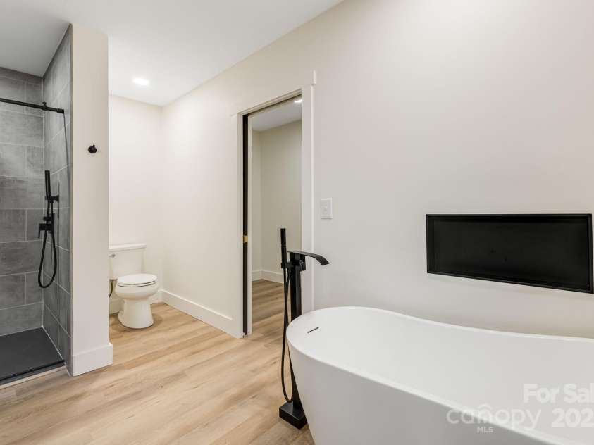 7 Angus Lane, Asheville, NC 28805.  MLS# CAR4322470, YatesRealty ID 23904. 