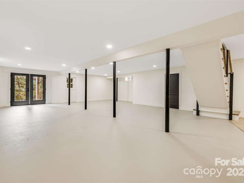 7 Angus Lane, Asheville, NC 28805.  MLS# CAR4322470, YatesRealty ID 23904. 