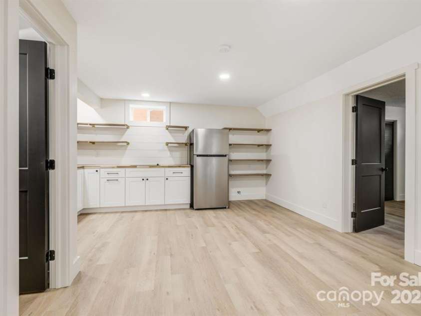 7 Angus Lane, Asheville, NC 28805.  MLS# CAR4322470, YatesRealty ID 23904. 