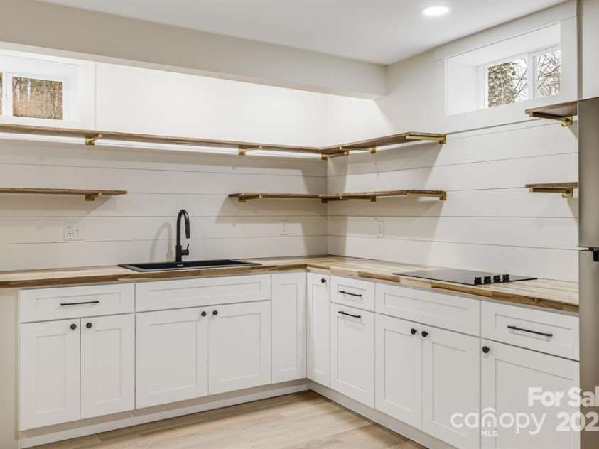 7 Angus Lane, Asheville, NC 28805.  MLS# CAR4322470, YatesRealty ID 23904. 