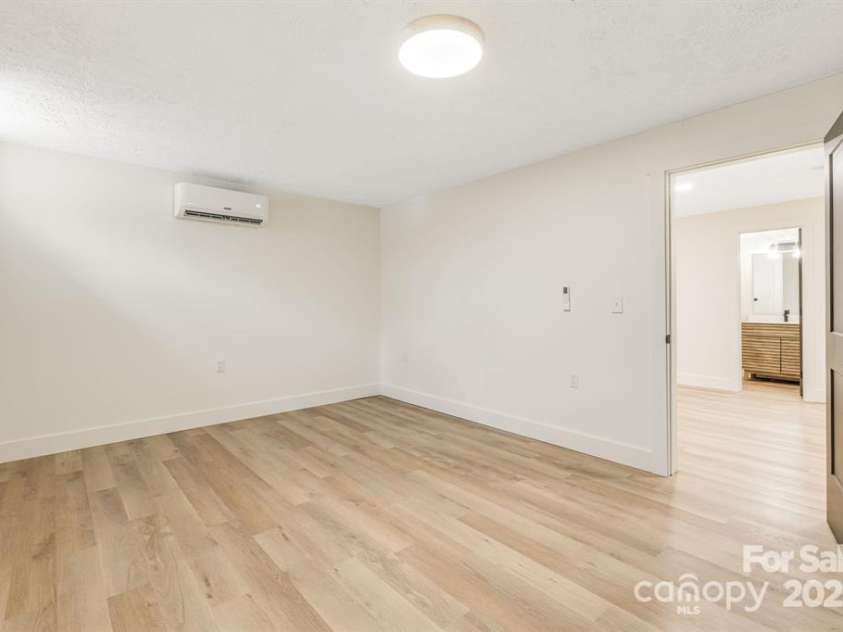 7 Angus Lane, Asheville, NC 28805.  MLS# CAR4322470, YatesRealty ID 23904. 