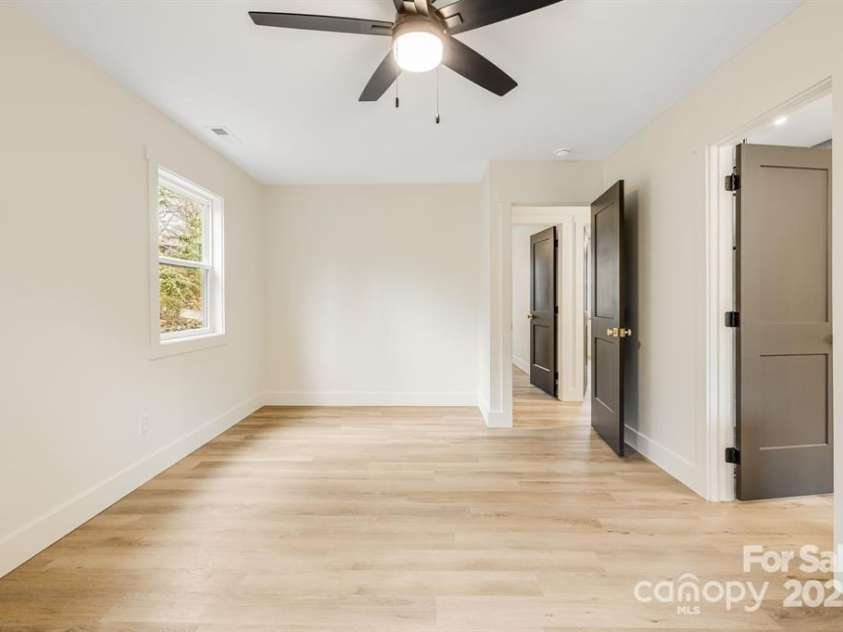 7 Angus Lane, Asheville, NC 28805.  MLS# CAR4322470, YatesRealty ID 23904. Primary Bedroom