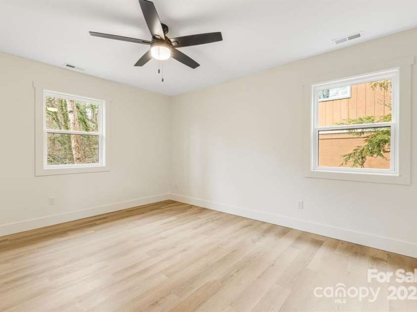 7 Angus Lane, Asheville, NC 28805.  MLS# CAR4322470, YatesRealty ID 23904. Primary Bedroom