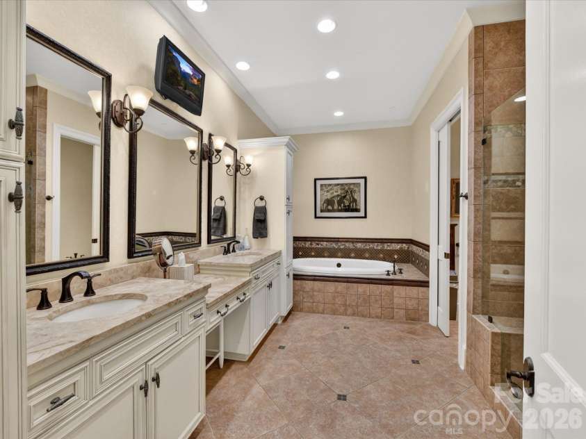 2223 Croydon Road, Charlotte, NC 28207.  MLS# CAR4368719, YatesRealty ID 23905. 