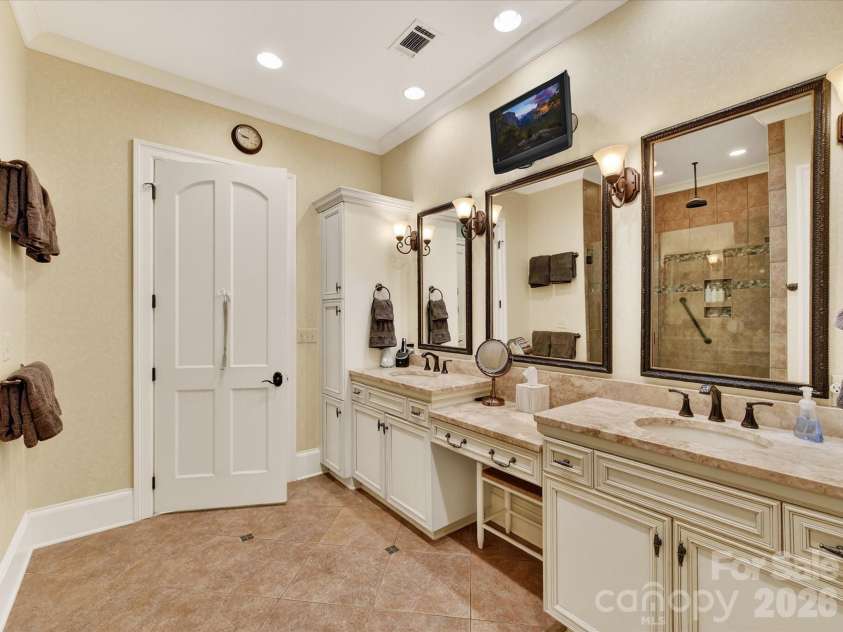 2223 Croydon Road, Charlotte, NC 28207.  MLS# CAR4368719, YatesRealty ID 23905. 