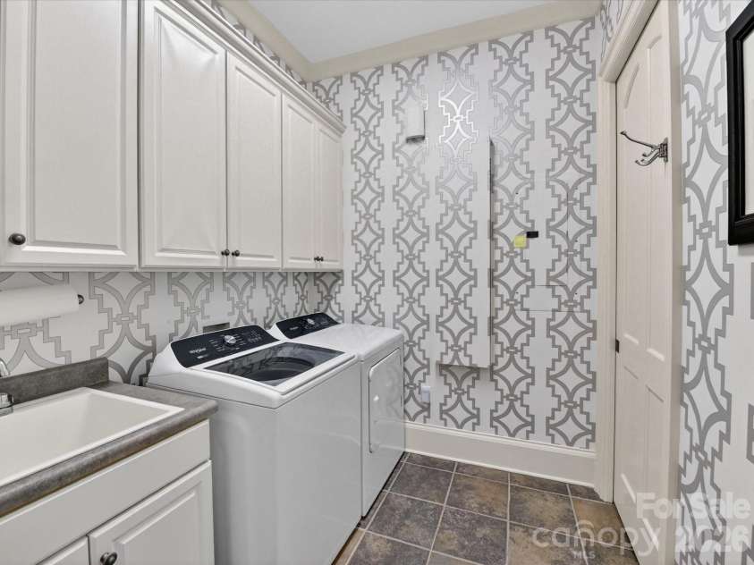 2223 Croydon Road, Charlotte, NC 28207.  MLS# CAR4368719, YatesRealty ID 23905. 