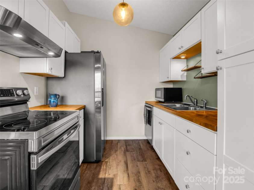 1625 Mountain Cove Road, Black Mountain, NC 28711.  MLS# CAR4237379, YatesRealty ID 23907. 